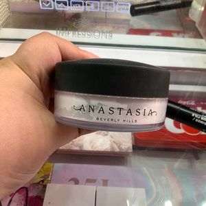 Anastasia  Beverly Hills  setting powder